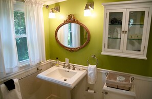 Towels - Moss Hill Cottage 2BR/2 bath mountain styled with comfort in mind (Highlands)