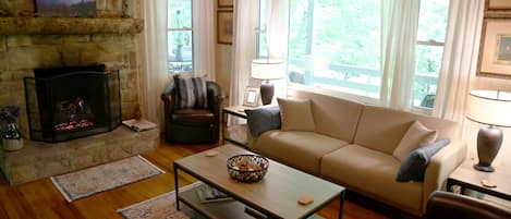 Fernseher, Kamin, Arbeitsbereiche