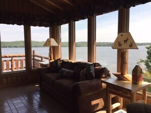 Smart TV, chimenea, reproductor de DVD y estéreo 