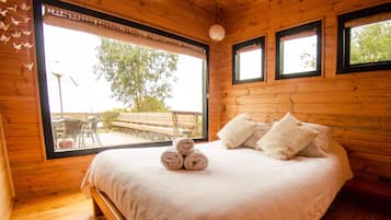 1 bedroom, premium bedding, free WiFi, bed sheets
