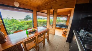 Desayuno con opciones de la cocina local diario (USD 8 por persona)