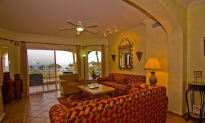 Een televisie, een stereo en een kantoor