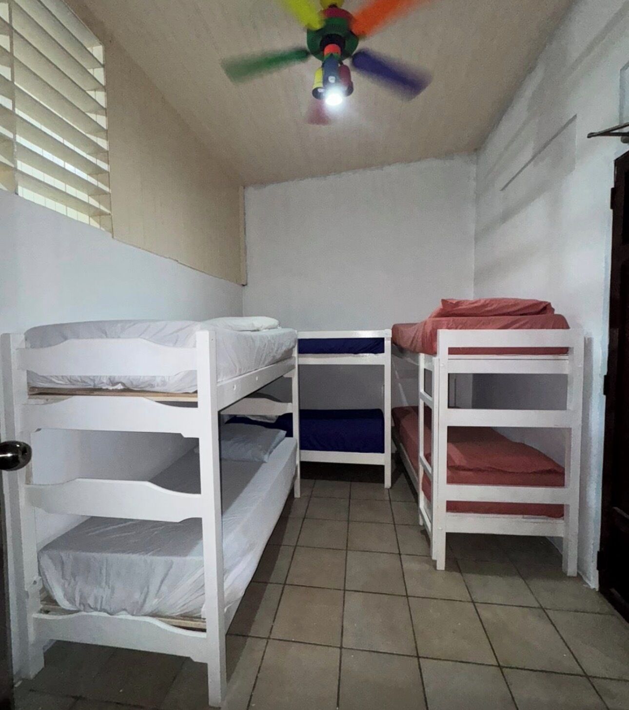 8 dormitorios, wifi gratis, ropa de cama