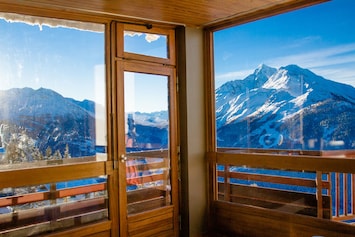 Vue du séjour et accès balcon par la porte vitrée.