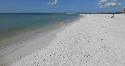 Viikkovuokraus Rantayhteydellä suoraan kadun toisella puolella