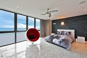 5 chambres, coffres-forts dans les chambres, bureau