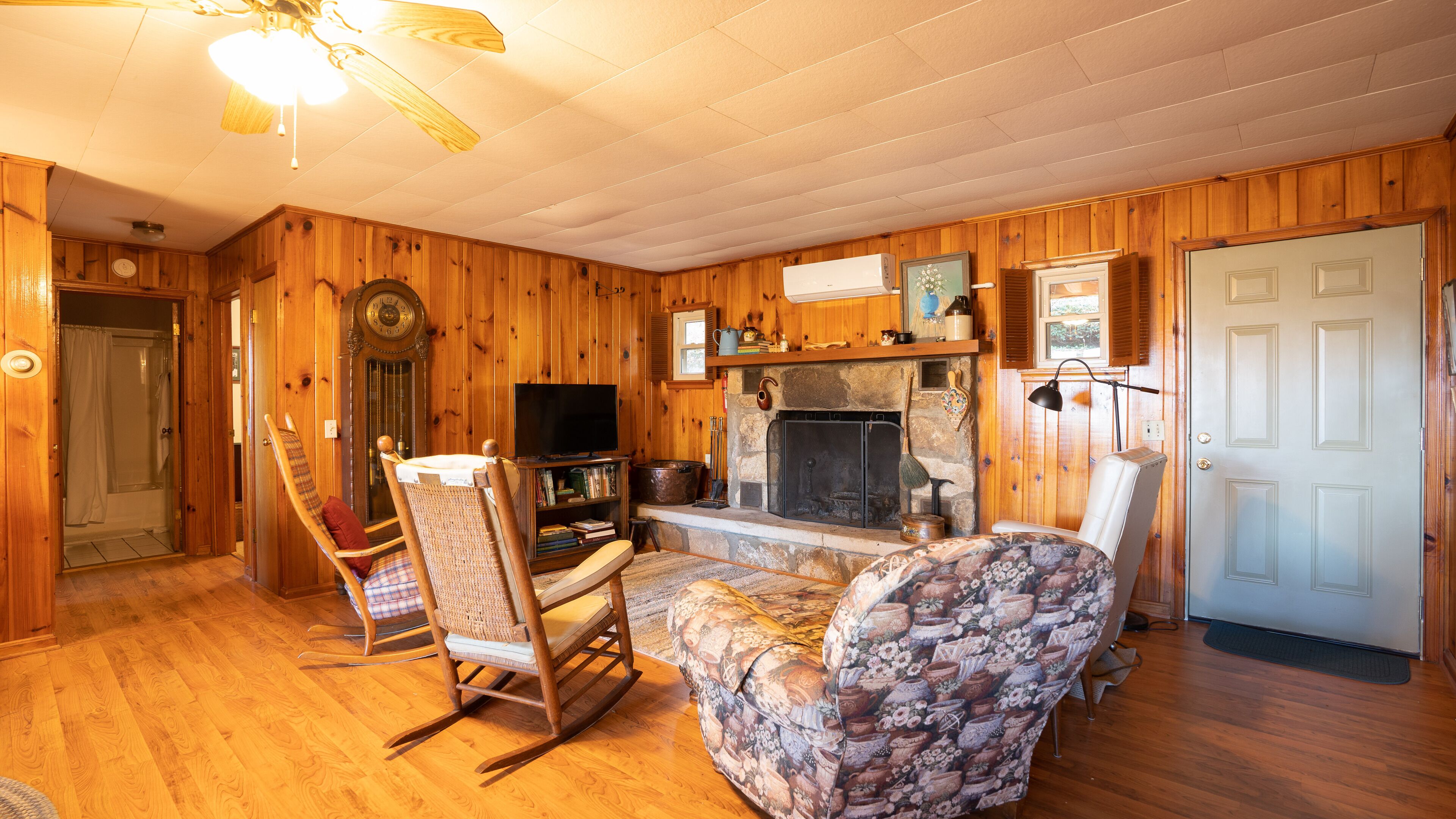 Clayton, GA (NE Georgia) Cozy Mountain Cabin with View-Hillcrest Lodge