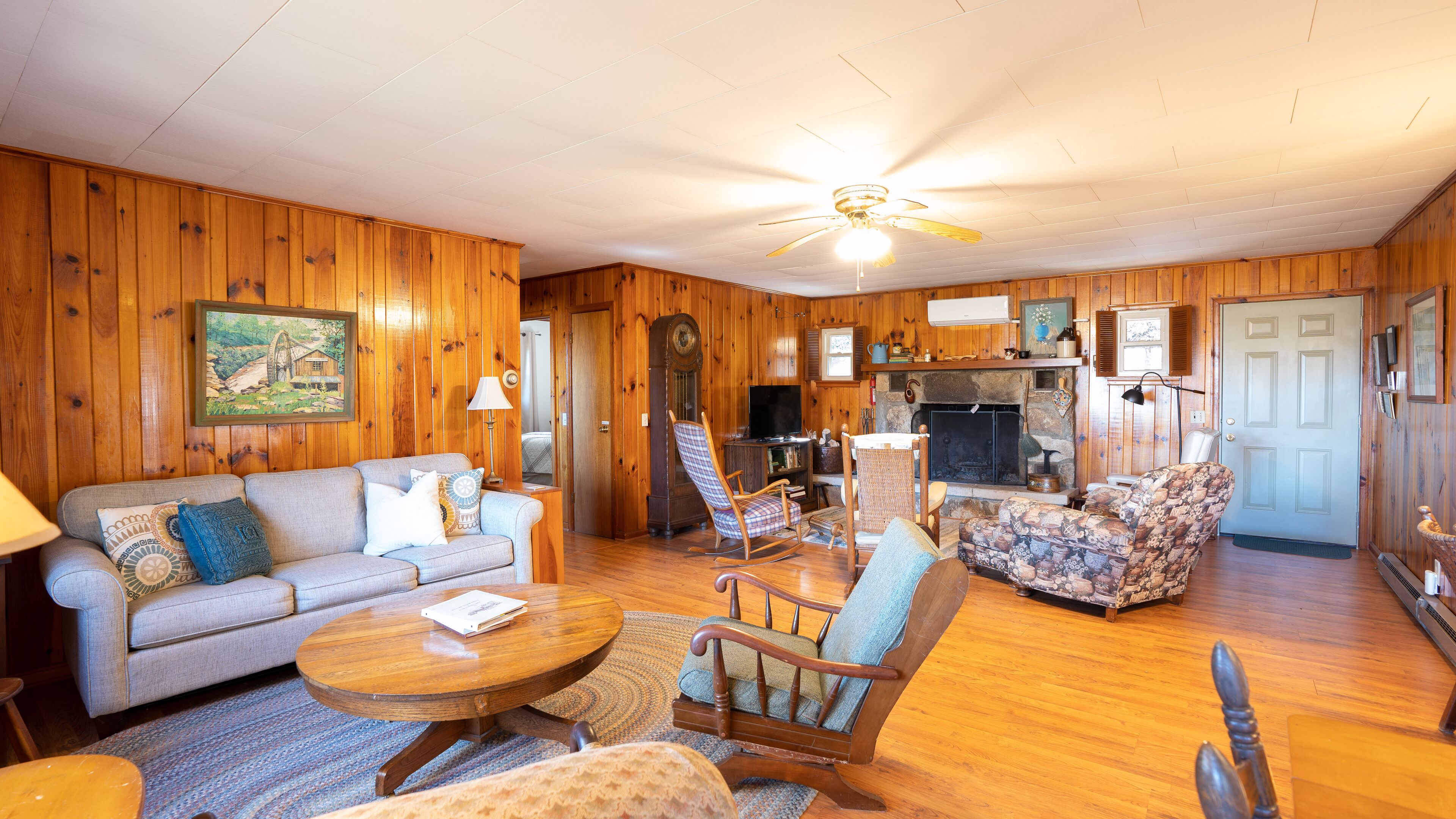 Clayton, GA (NE Georgia) Cozy Mountain Cabin with View-Hillcrest Lodge