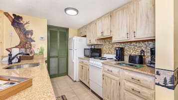 雪櫃、微波爐、焗爐、爐具