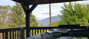  Baby Bear Tracks mtn retreat great views! King bed pool hot tubs sauna. Promos!