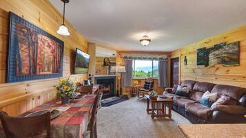 Smart TV, chimenea y futbolito