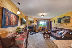 Een smart-tv, een open haard en tafelvoetbal