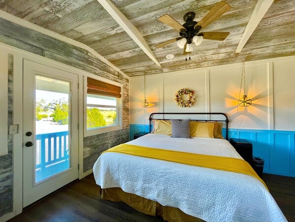 Een strijkplank/strijkijzer, reisbedje, gratis wifi, beddengoed