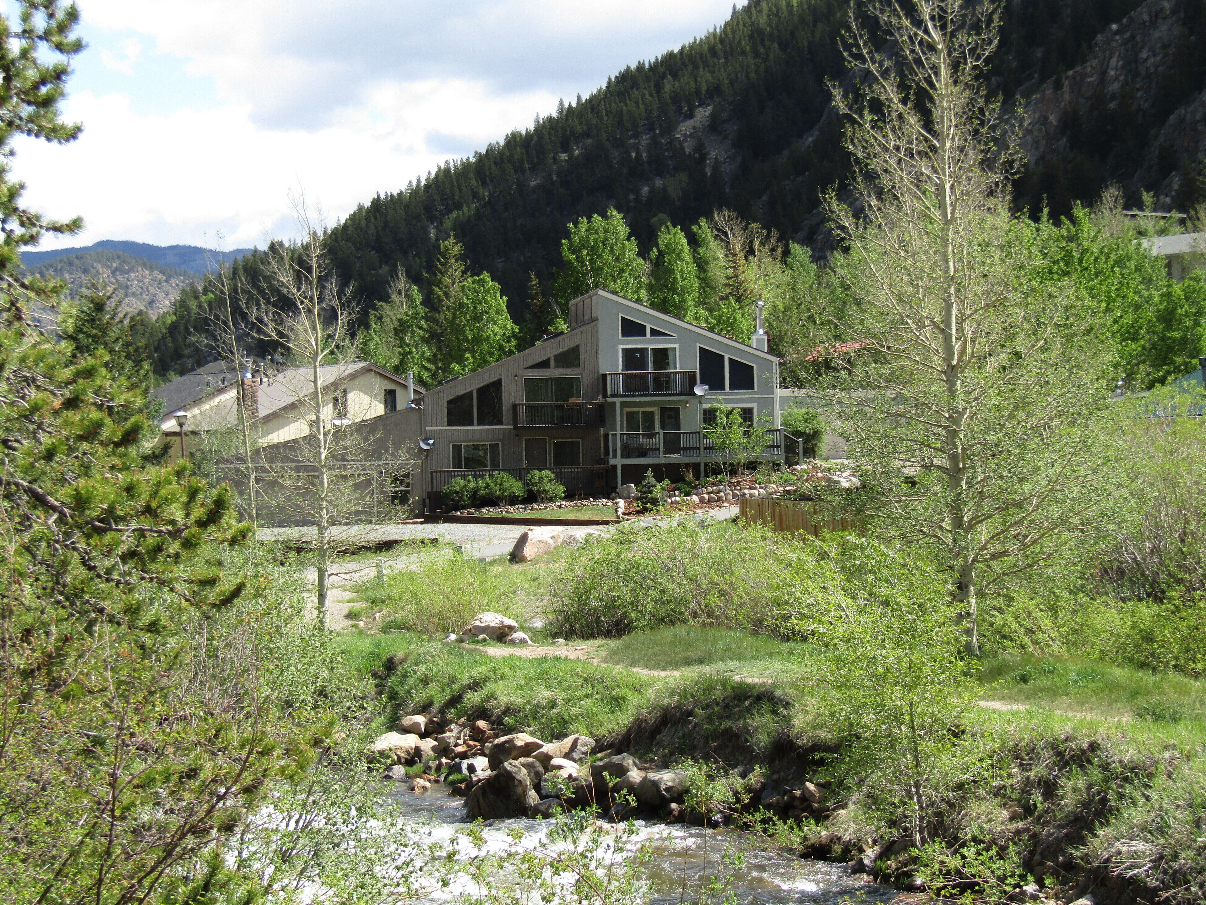 2\/2 Chalet w\/ Office on the Clear Creek with Views! Balcony Bedroom Suite