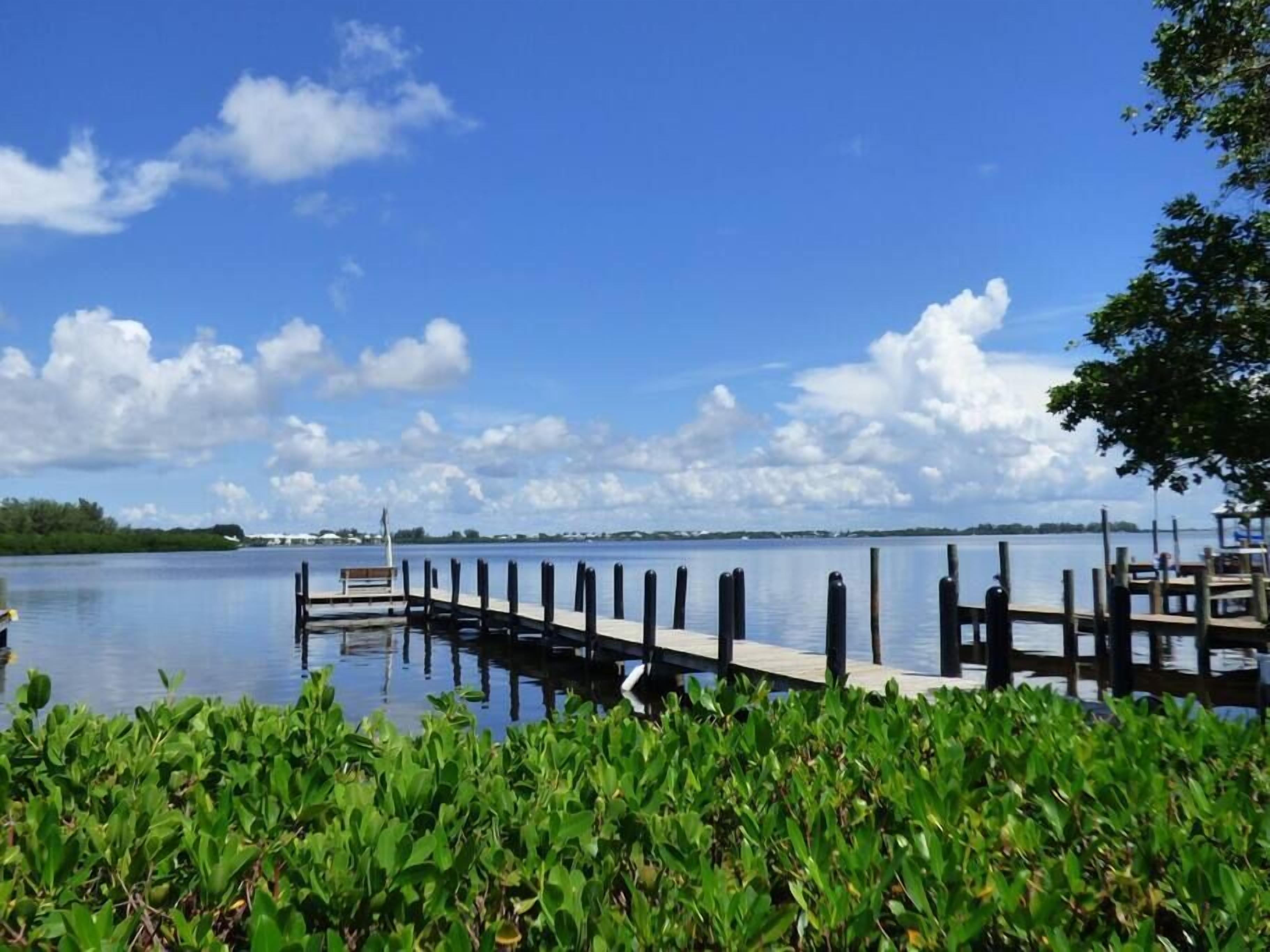 Angler's Paradise: Overlooks the bay, close to the dock for serious fishing!
