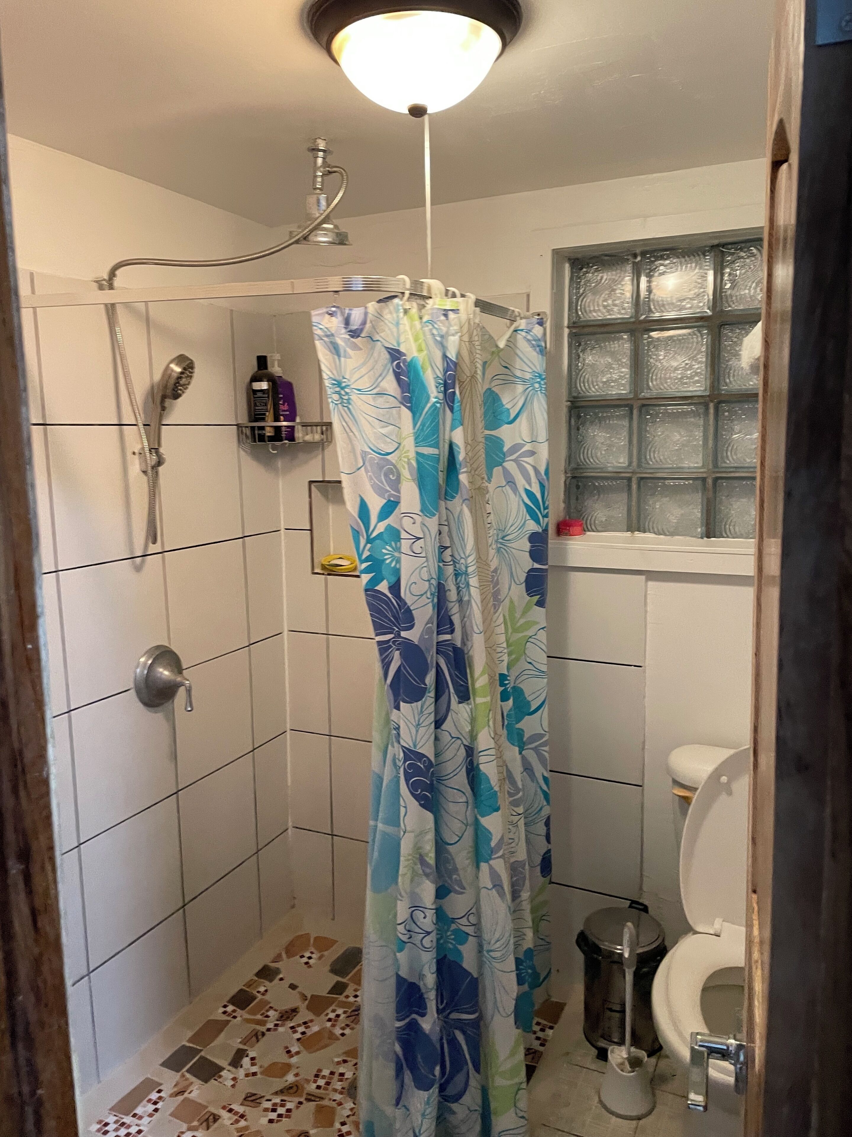 Doccia, bidet, asciugamani, sapone