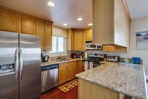 冰箱、微波炉、烤箱、炉灶