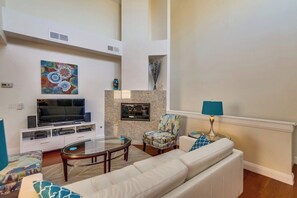 壁炉、Netflix、书、流媒体服务