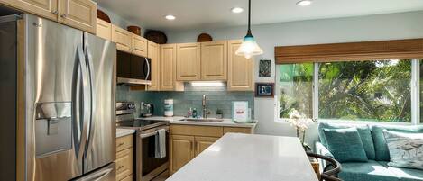 Refrigerador, microondas, horno, placa de cocina