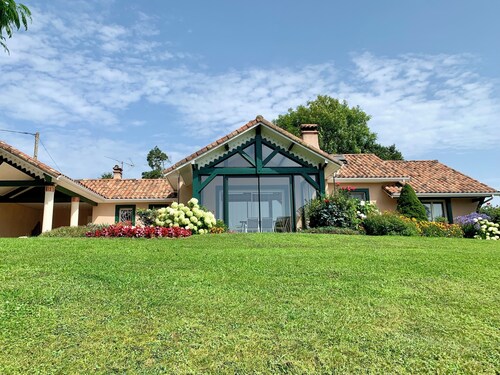 Maison * 4 chambres * véranda, balançoire, parc, piscine, wifi fibre * Pyrénées