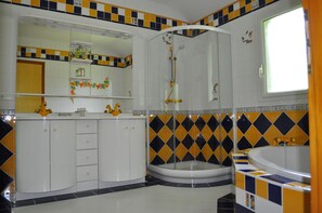 Ensemble baignoire-douche, séchoir à cheveux, papier de toilette