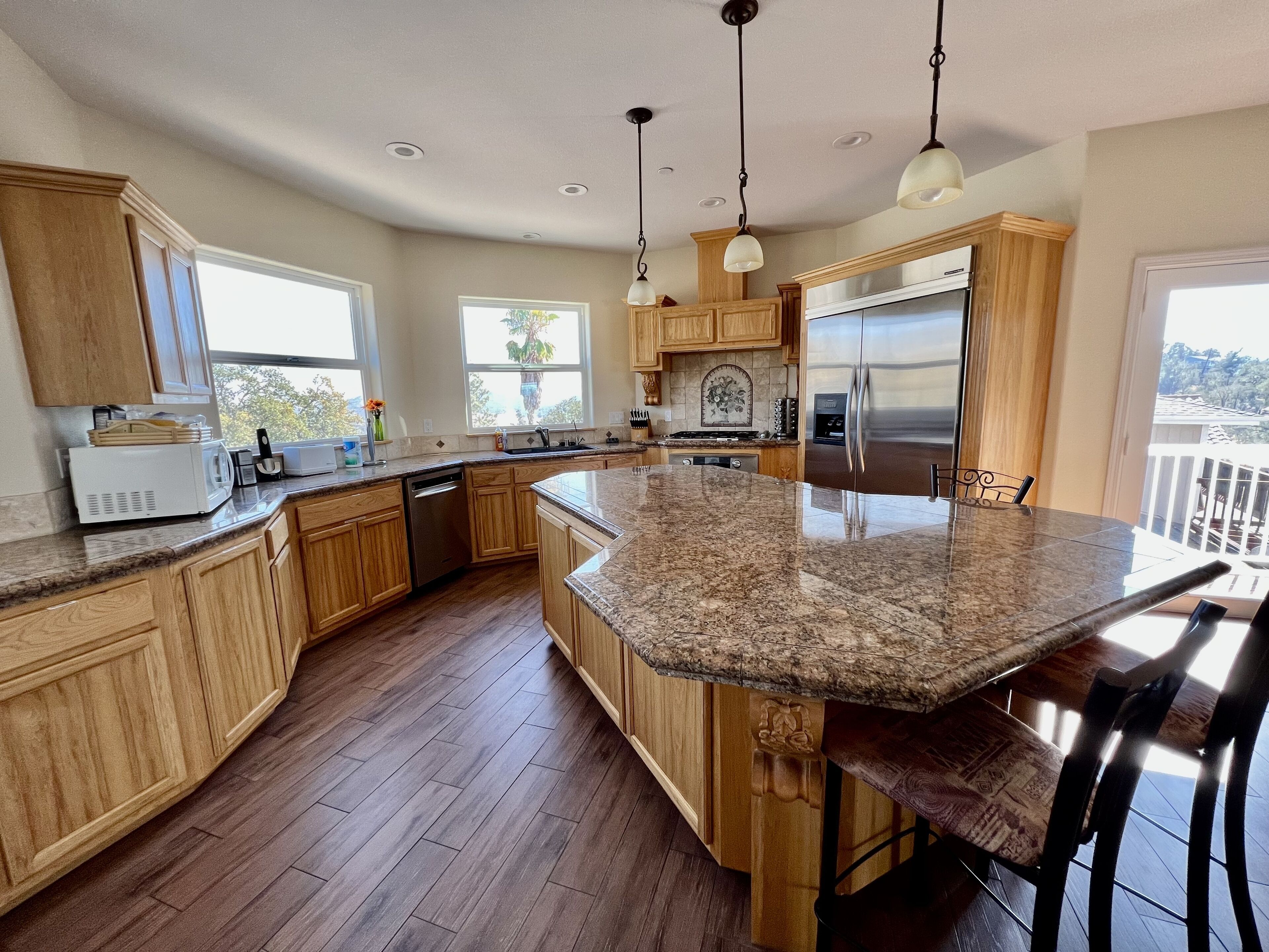 Spacious home with lake views,  gourmet kitchen, WiFi, and so much more