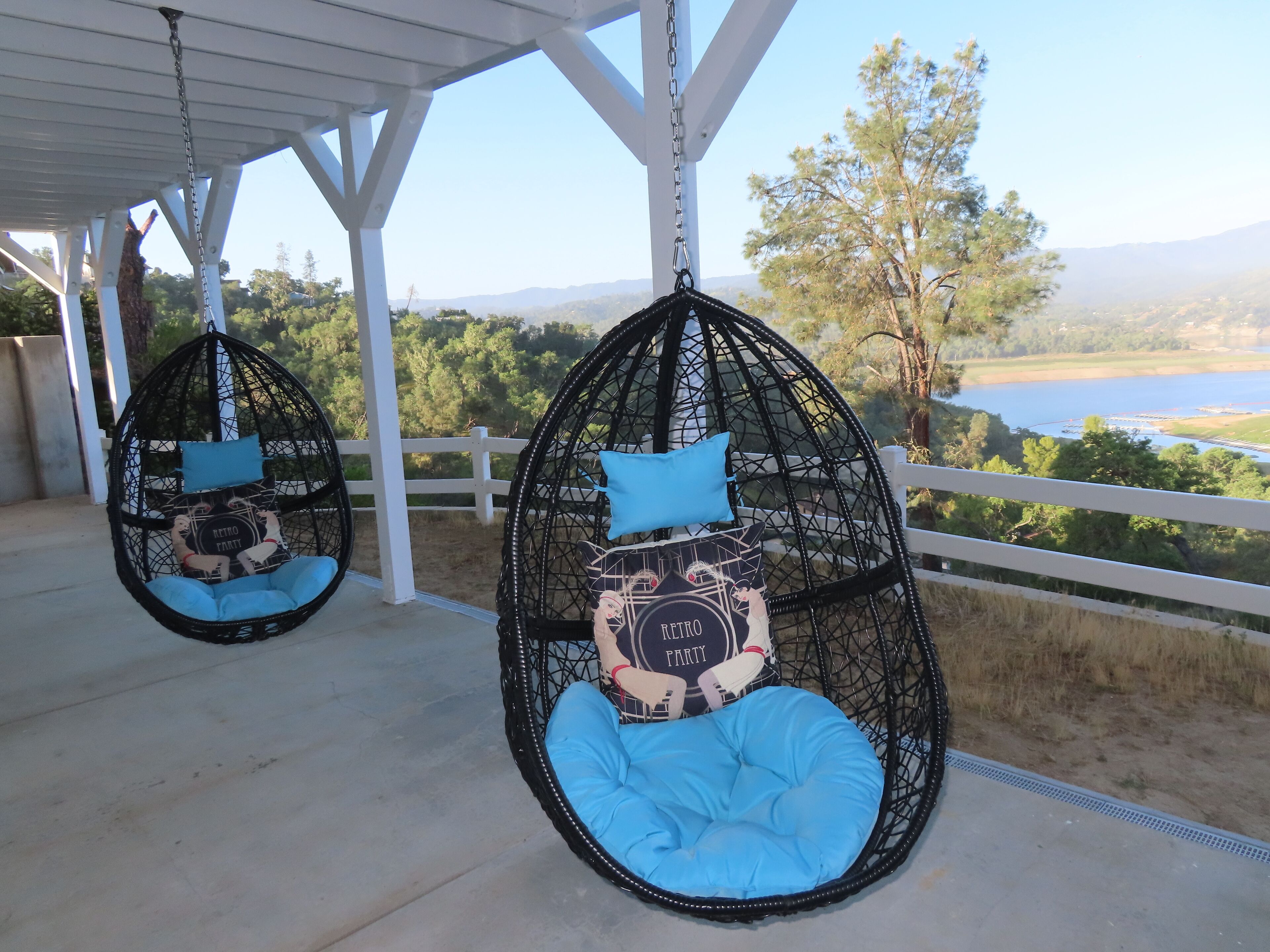 Spacious home with lake views,  gourmet kitchen, WiFi, and so much more