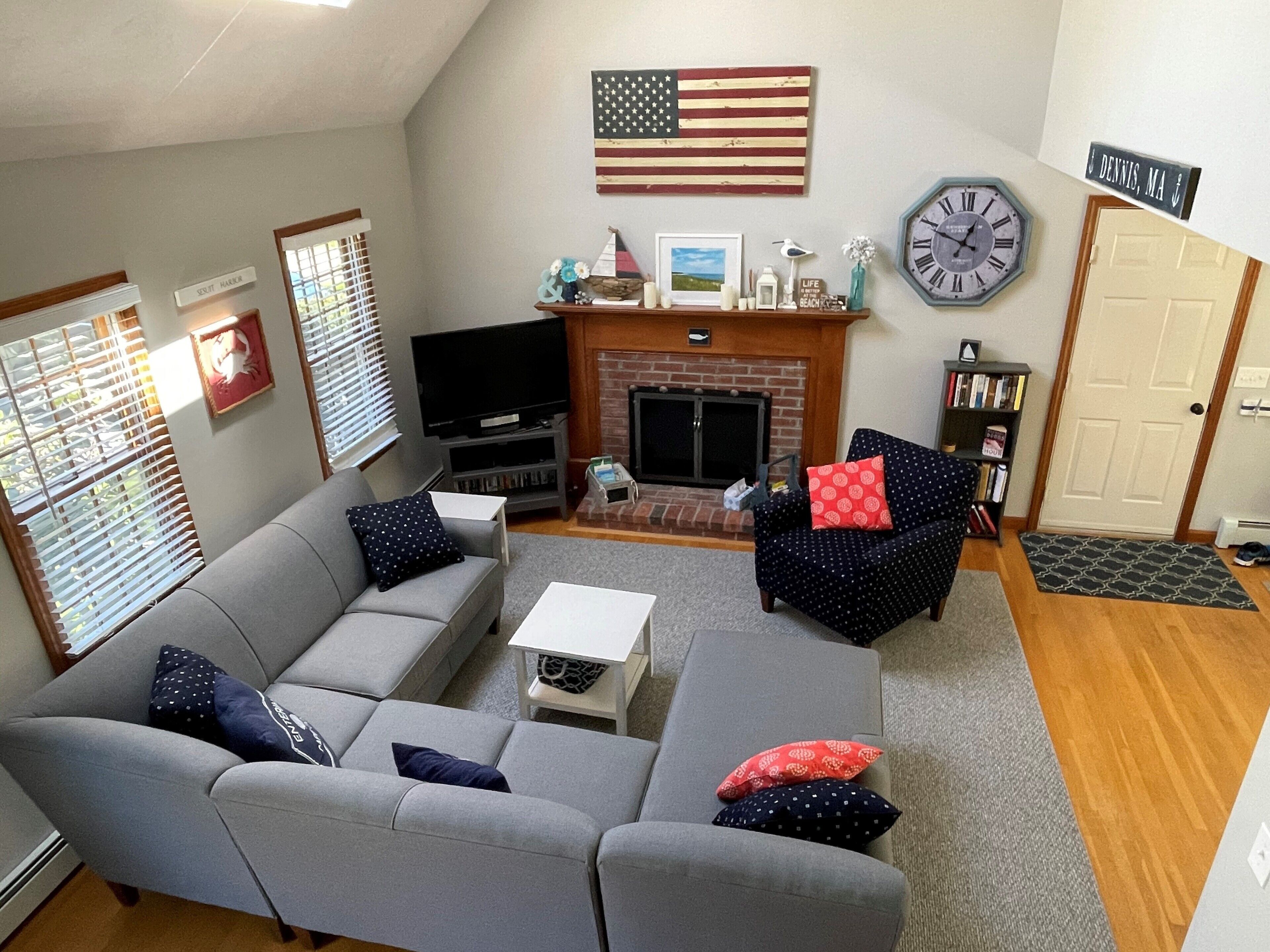 3 BR Cape-short drive to Mayflower & other bay beaches-A/C, Wi-Fi, Linens Incl.