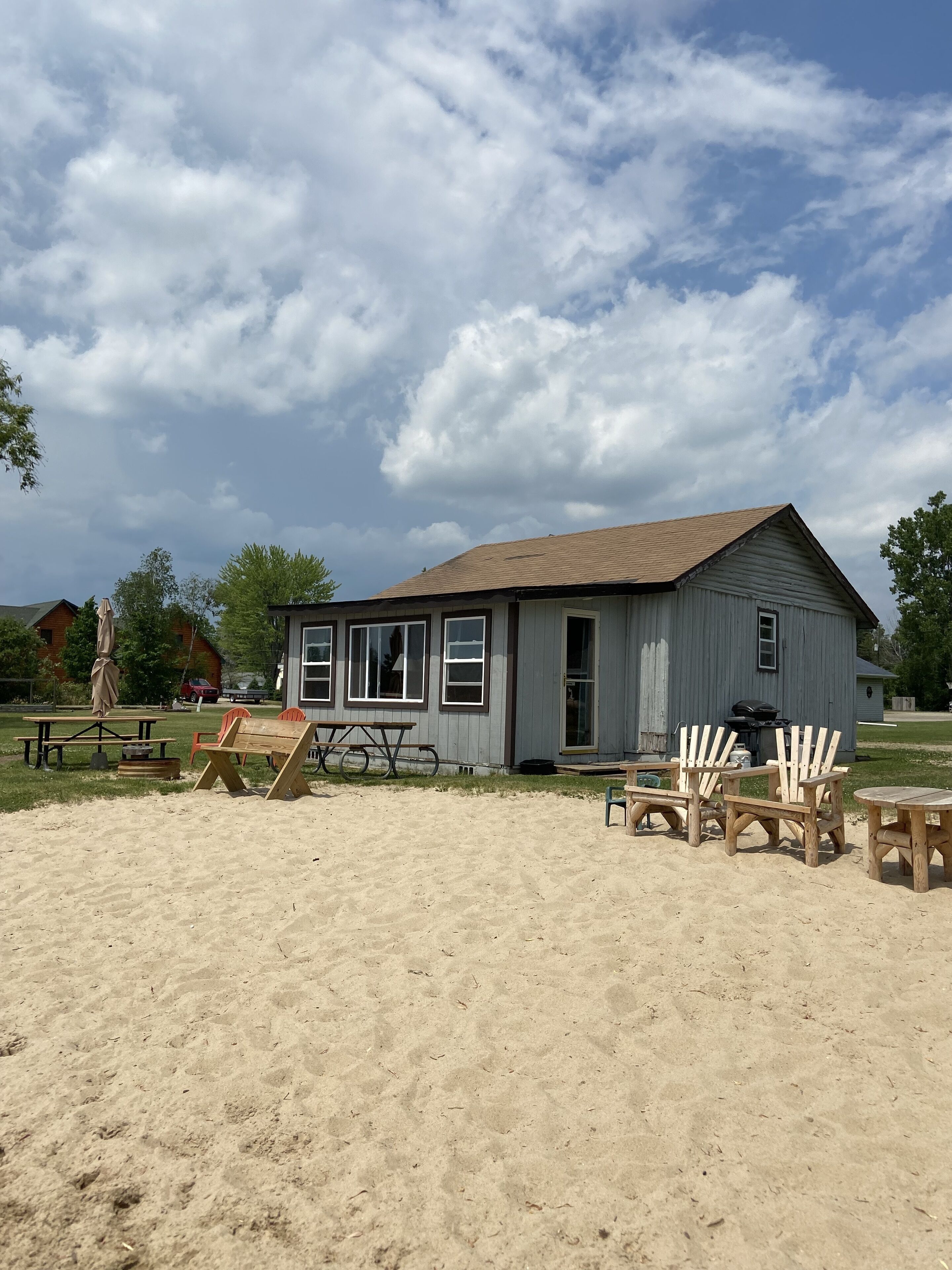 Comfy and clean cabin #1 on the water's edge sleeps 6