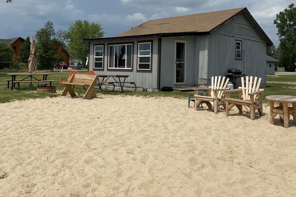 Comfy and clean cabin #1 on the water's edge sleeps 6