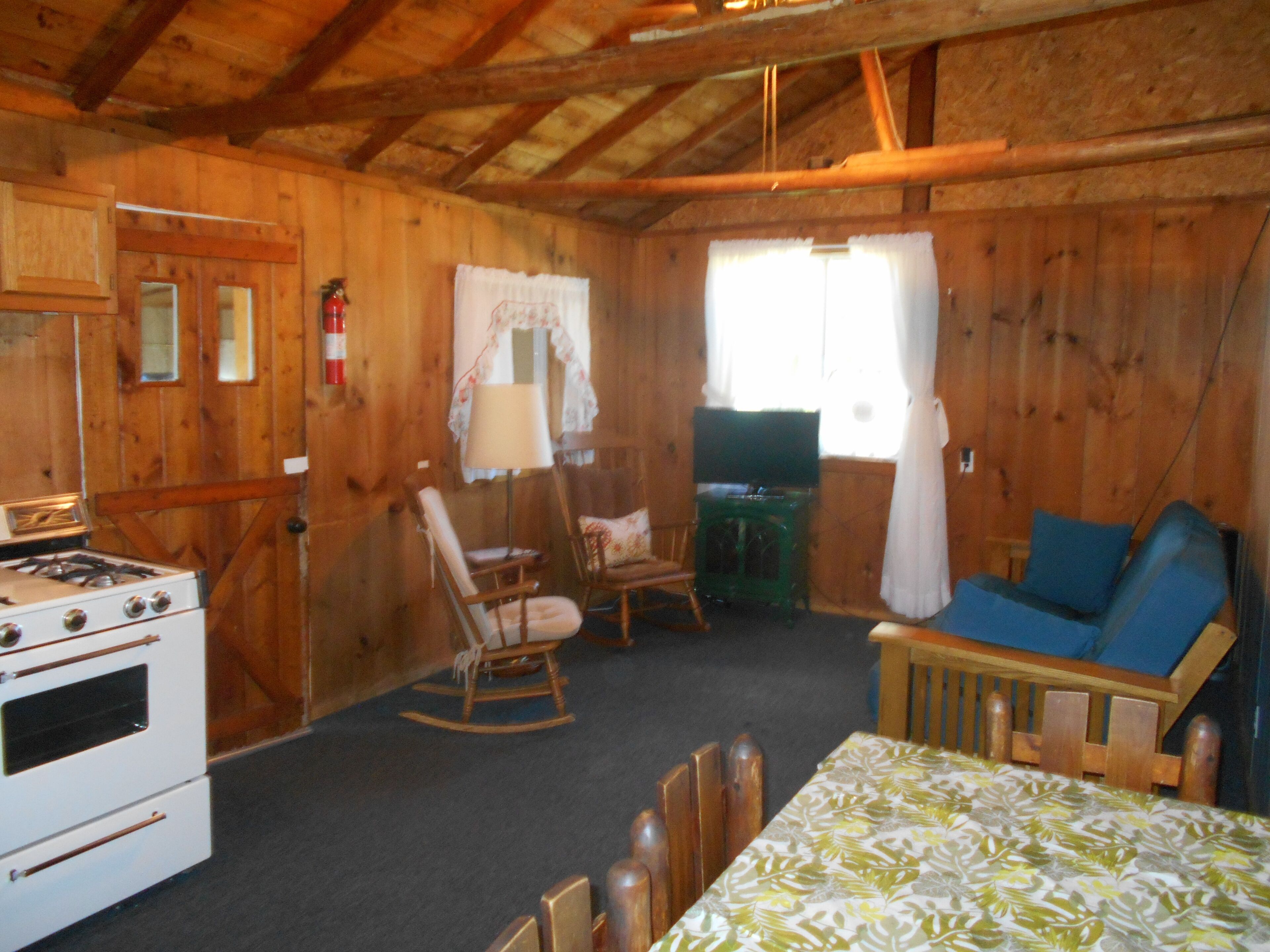 Comfy and clean cabin #1 on the water's edge sleeps 6