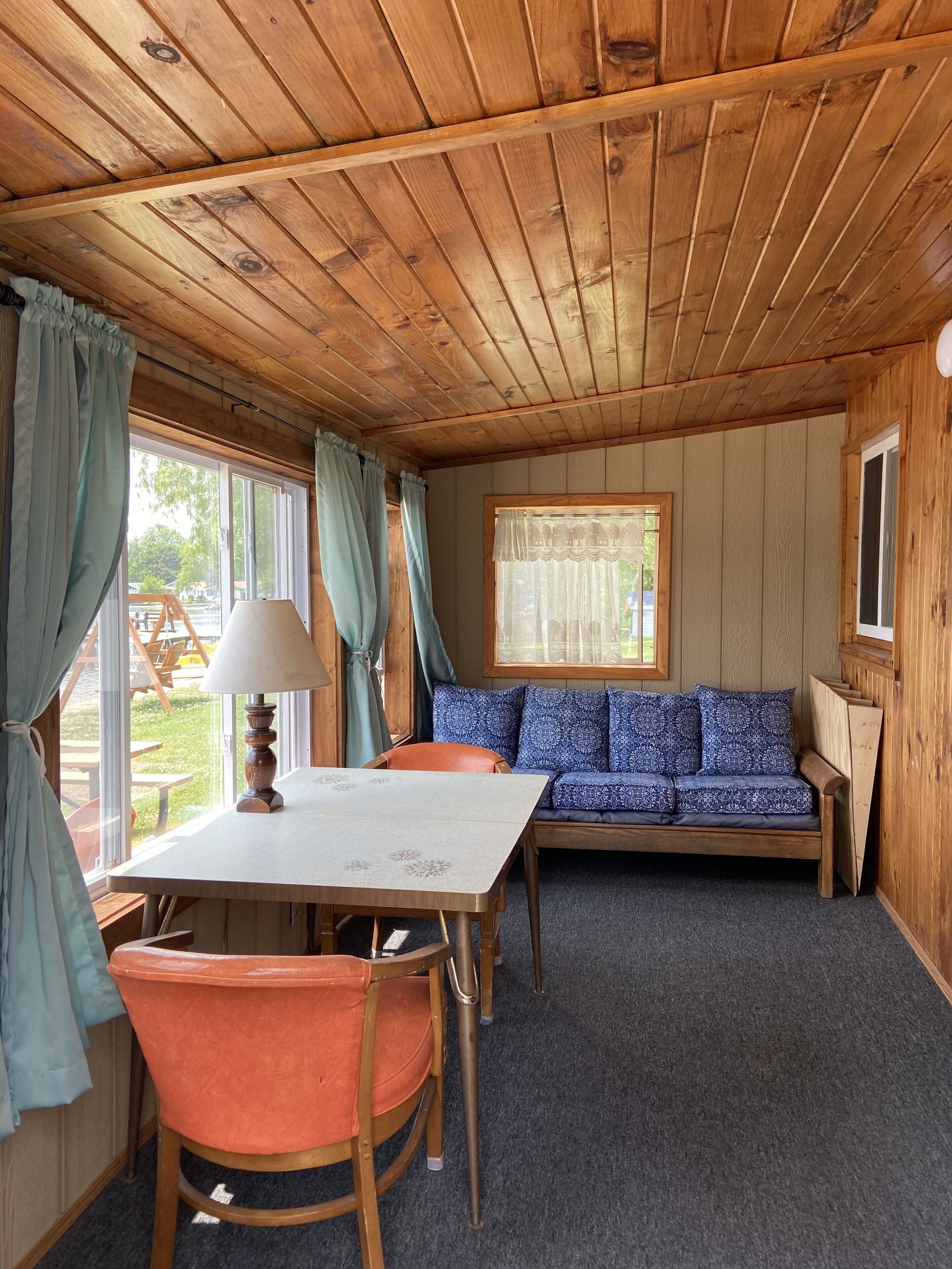 Comfy and clean cabin #1 on the water's edge sleeps 6