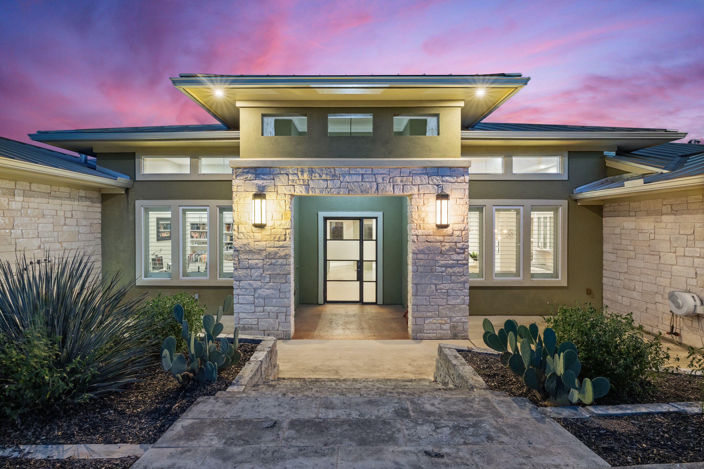 9 Bed, Fully Furnished, Accessible, Swimming Pool & Hot Tub, treehouse on acre.
