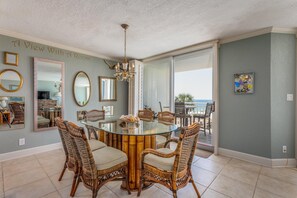 Dining - Enjoy spaciousness & the breathtaking views of the Gulf!! (Pensacola)
