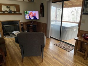 Interior -  HOT TUB, VIEW, CREEK, WIFI, King Bed, JACUZZI IN MASTER BATH. (Maggie Valley)