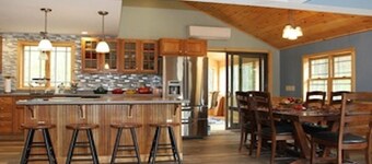 Lake George family retreat – private dock access – kayaks – 4BR- Cleverdale