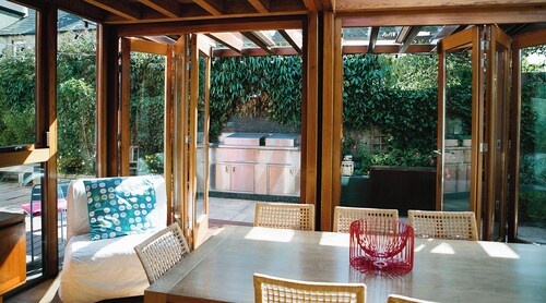 Large Luxury Architect Designed House, Sleeps 15. City 15 mins by bus. 