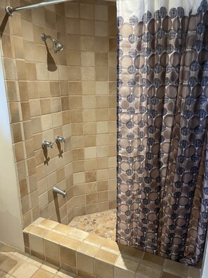 Bañera con ducha, secador de pelo, toallas, jabón