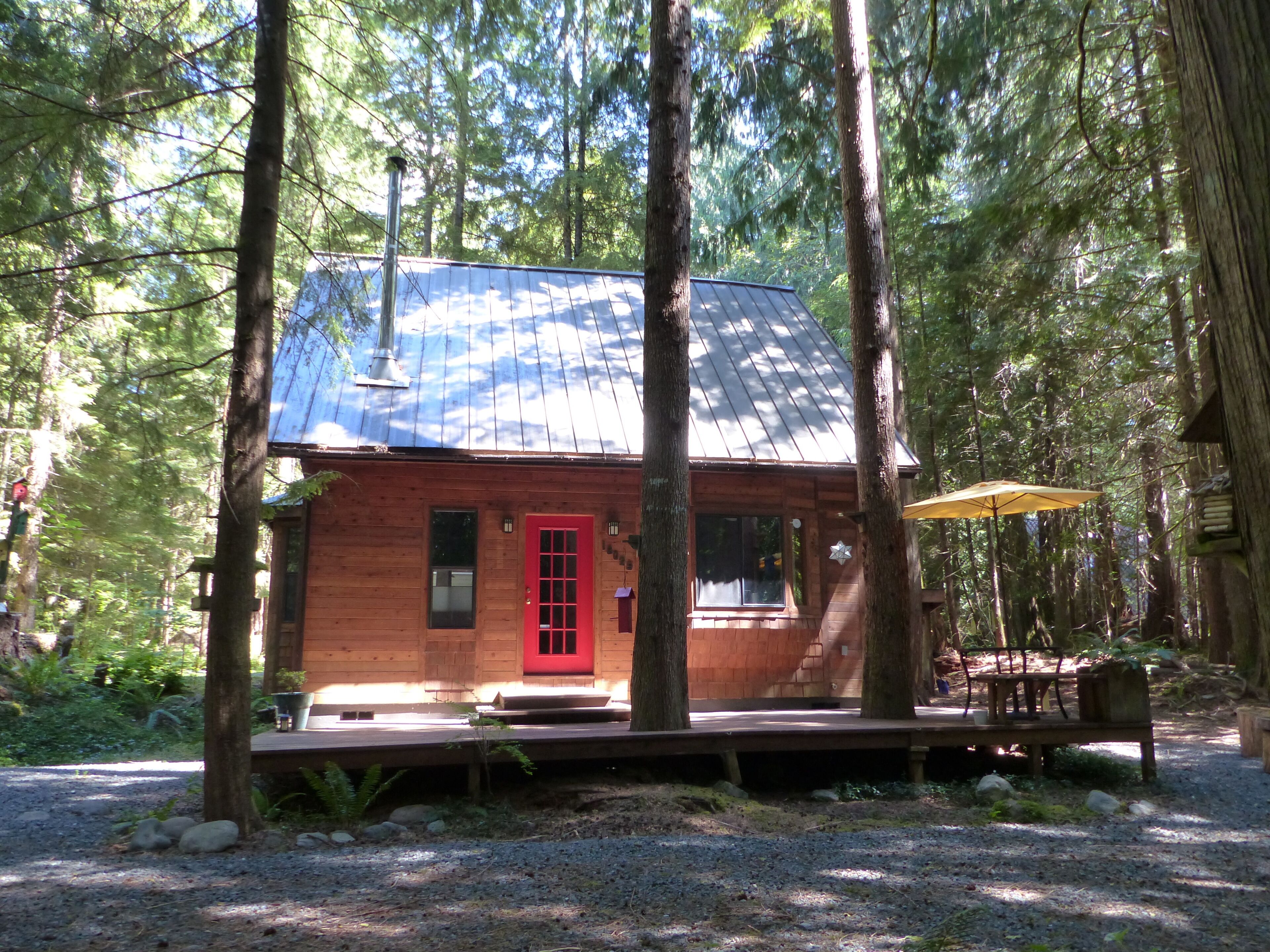 Replace the  hustle and bustle of the city for the solitude of the forest!