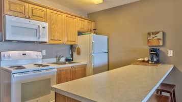 Køleskab, mikrobølgeovn, ovn, kogeplade