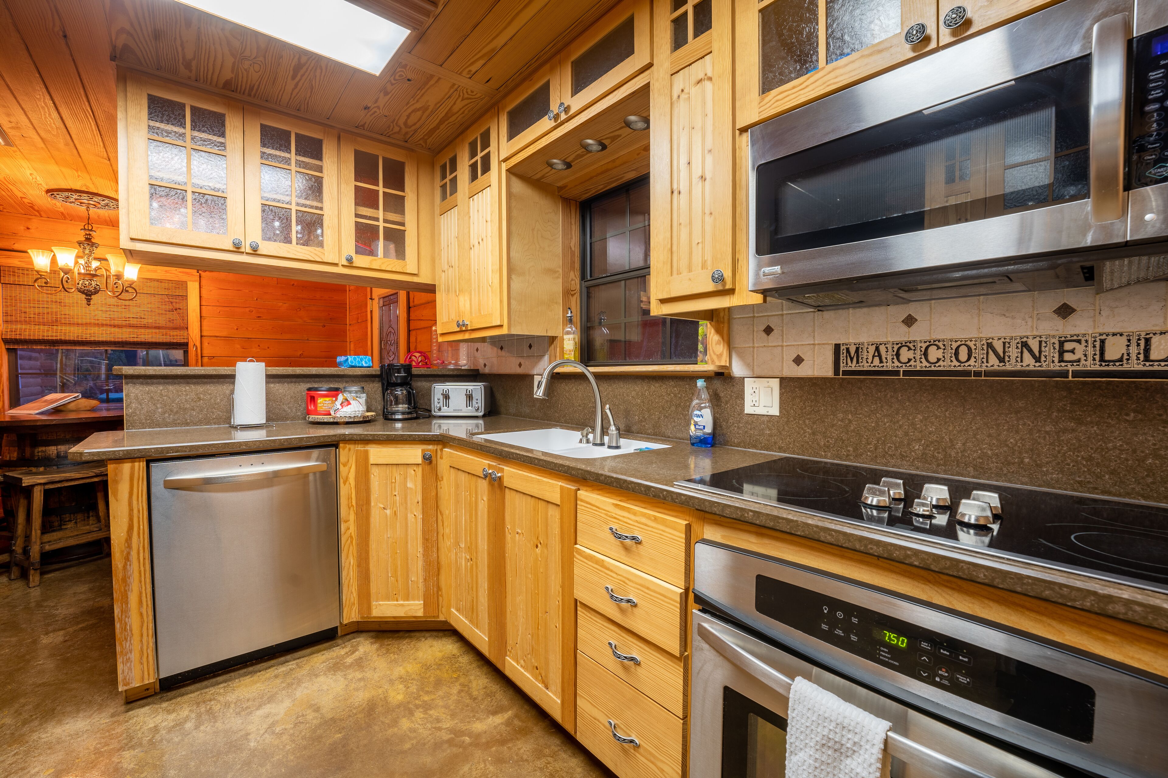 4BR Log cabin, modern amenities, near lake7 acres private,,firepit,gameroom,