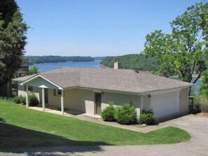 Exterior - Scenic And Relaxing Lake Home - Deck Offers  One of Absolute Best Lake Views (Bronston)