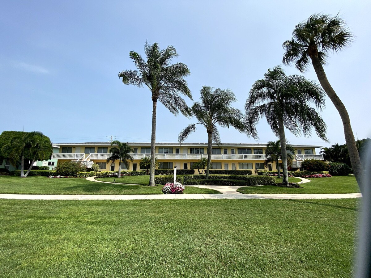 OLDE NAPLES - WALK to BEACH , RESTAURANTS and ENTERTAINMENT - Onsite POOL