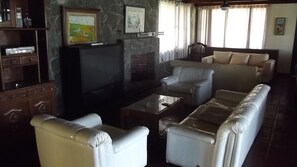 Fernseher, Kamin, Stereoanlage