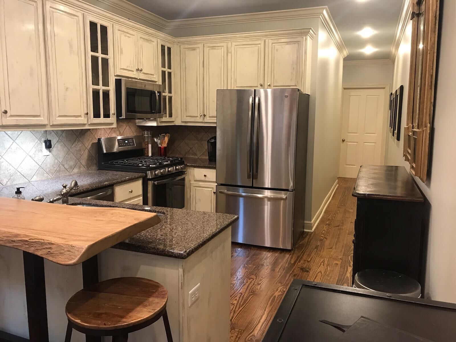 Beautifully appointed townhome, a  few steps to Oxford's historic square!