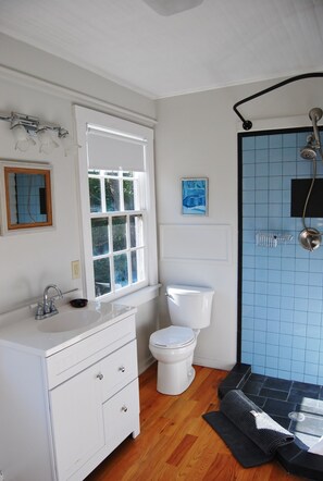 Dusj, hårføner, håndklær og sjampo