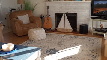 Fernseher, DVD-Player, Bücher, Videothek