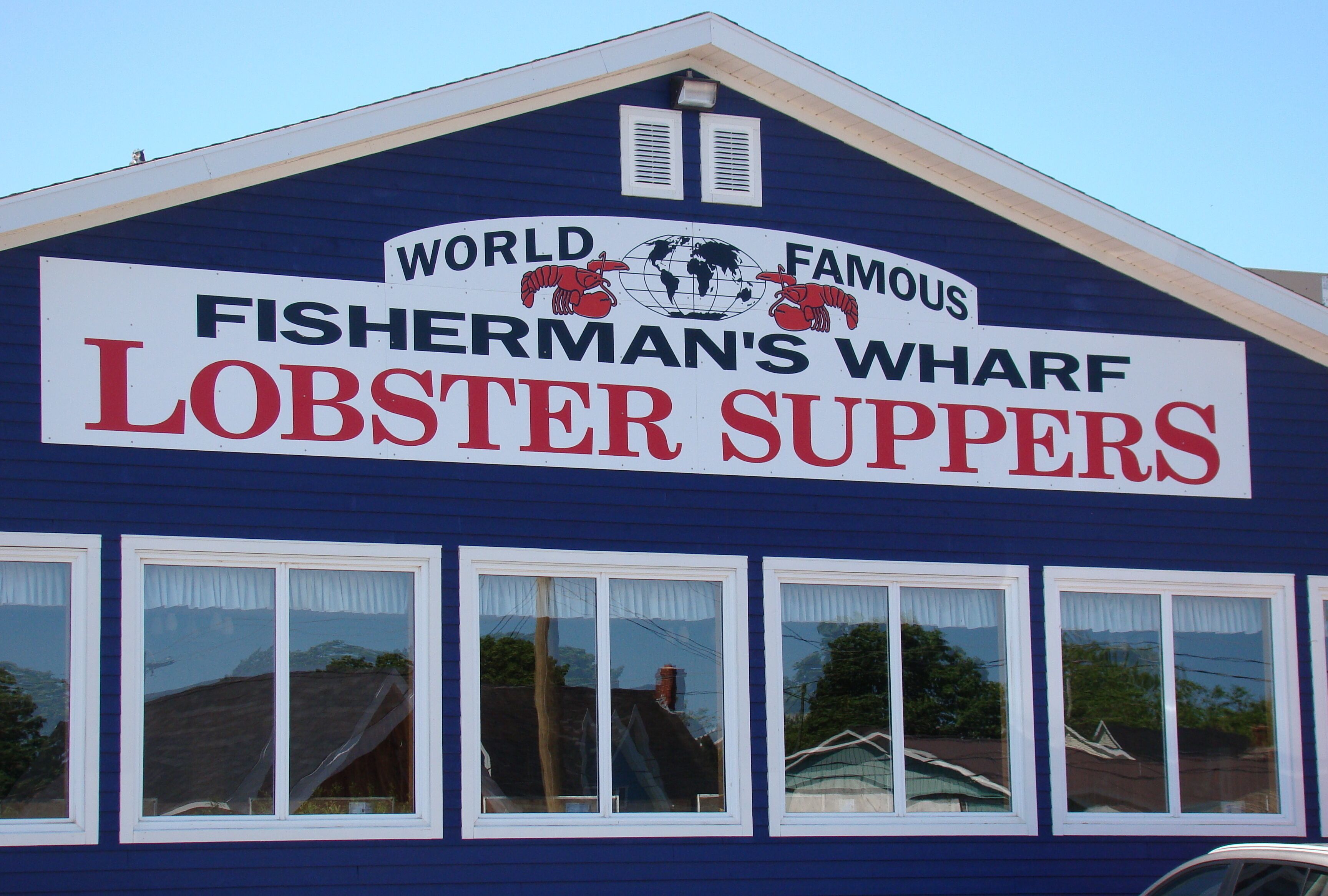 Un edificio con un letrero que dice "World Famous Fisherman's Wharf Lobster Suppers".
