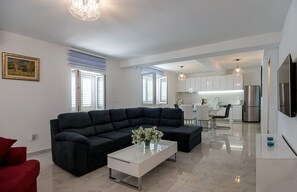 Een smart-tv, een open haard, een dvd-speler en tafelvoetbal