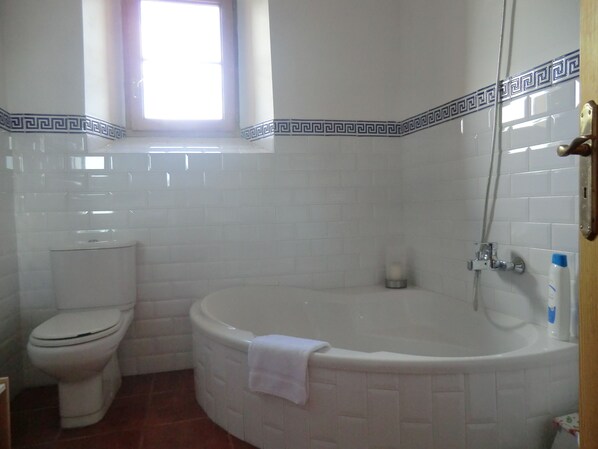 A bathroom with a toilet, a bathtub, and a shower. - Son Barbut XVII, Family-friendly (Porreres)